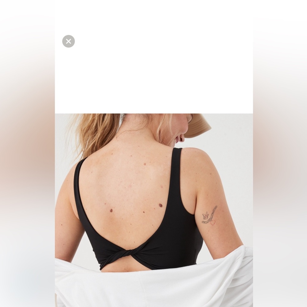 BEAUTIFUL  AERIE SPORTS WORKOUT TOP IN A SIZE SMALL WITH A TRENDY BACK.😍